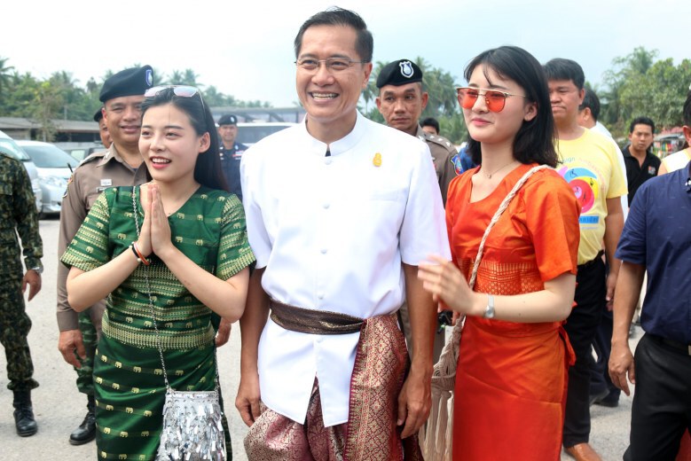 "วีรศักดิ์" แต่งชุดไทยเปิดงาน "การท่องเที่ยวเพื่อคนทั้งมวล"