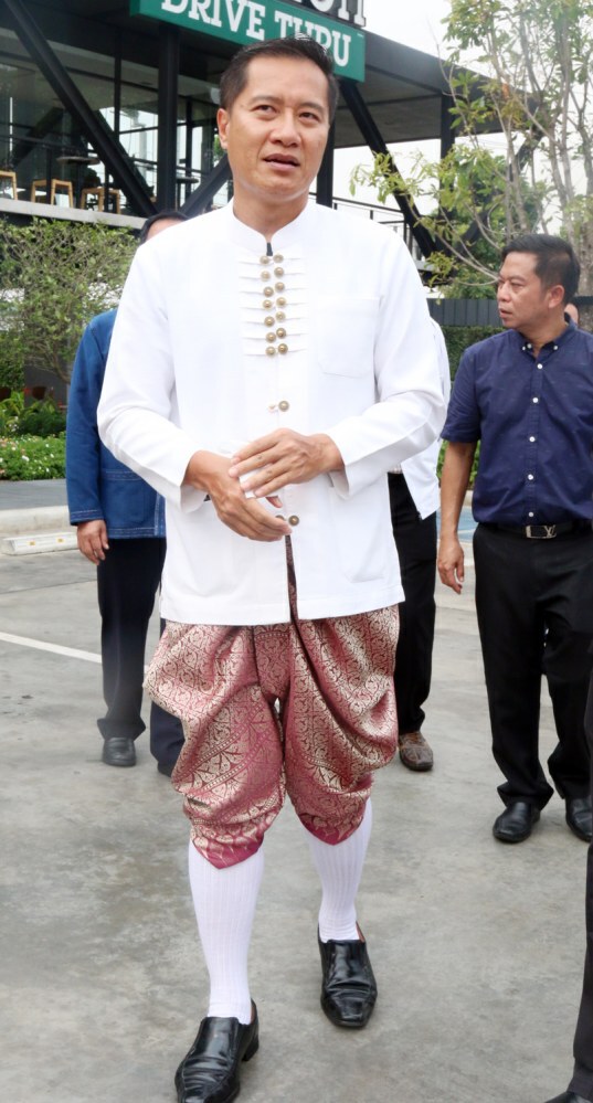 "วีรศักดิ์" แต่งชุดไทยเปิดงาน "การท่องเที่ยวเพื่อคนทั้งมวล"