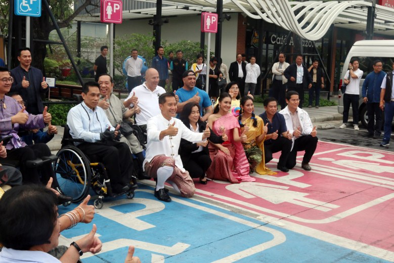 "วีรศักดิ์" แต่งชุดไทยเปิดงาน "การท่องเที่ยวเพื่อคนทั้งมวล"