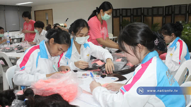 นศ.พยาบาล ม.รังสิต คัดแยกเส้นผมเพื่อทำวิกมอบให้ผู้ป่วยมะเร็ง
