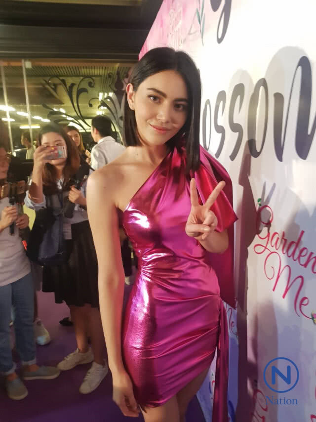 "ใหม่"ปัดเปลี่ยนลุคเซ็กซี่
เขินโดนแซว"เต๋อ"ชอบผู้หญิงผมสั้น