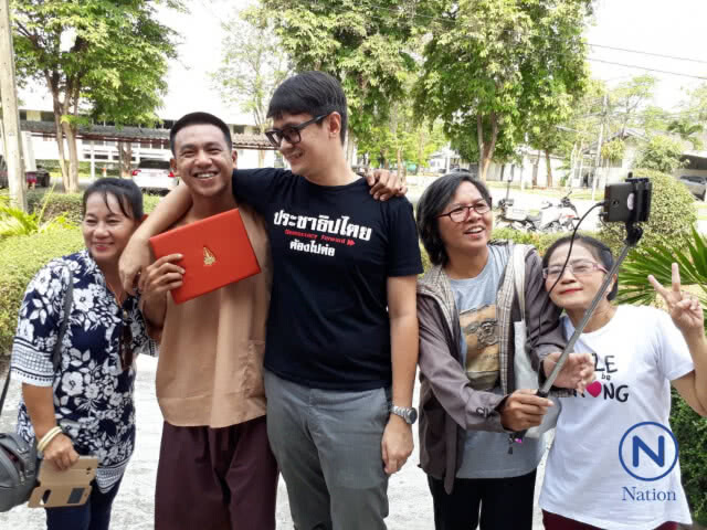 "ไผ่ดาวดิน"ชื่นมื่น
แม่นำใบปริญญามาให้ขณะขึ้นศาลทหาร
คดีฝ่าฝืนคำสั่งคสช.
