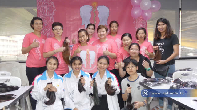 นศ.พยาบาล ม.รังสิต คัดแยกเส้นผมเพื่อทำวิกมอบให้ผู้ป่วยมะเร็ง