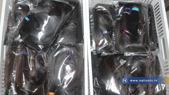 นศ.พยาบาล ม.รังสิต คัดแยกเส้นผมเพื่อทำวิกมอบให้ผู้ป่วยมะเร็ง