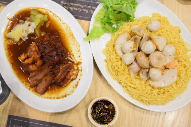 อร่อยปักหมุด : บะหมี่แห้งราชวงศ์ไซด์บิ๊กจัดเสิร์ฟพร้อมเป็ดย่างหมูแดงราคาพิเศษเพียง 370 บาท