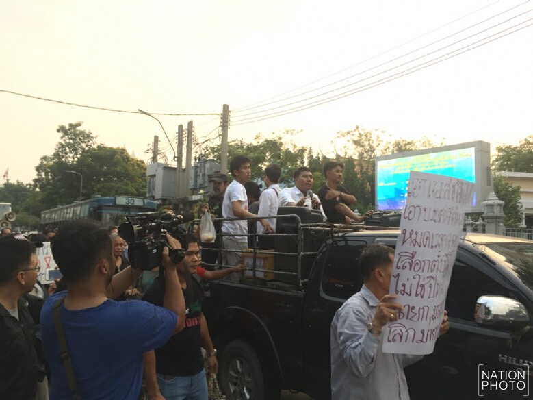 ตร.ตรึงกำลังล้อมอนุสารีย์ประชาธิปไตย