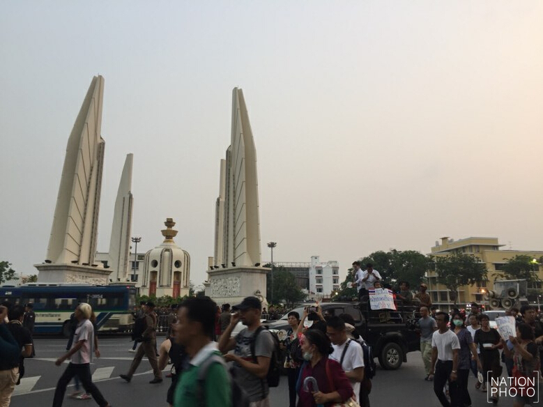 ตร.ตรึงกำลังล้อมอนุสารีย์ประชาธิปไตย