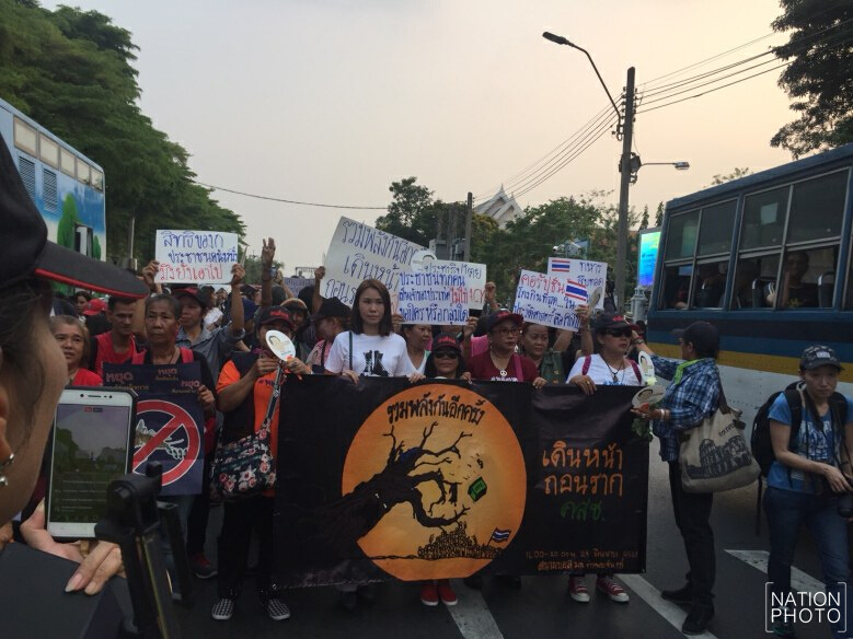 ตร.ตรึงกำลังล้อมอนุสารีย์ประชาธิปไตย