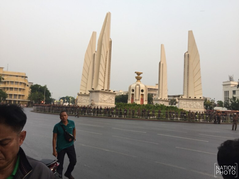 ตร.ตรึงกำลังล้อมอนุสารีย์ประชาธิปไตย