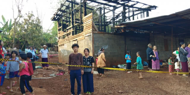 เสียหายหนัก! ไฟไหม้บ้านชาวเขากลางดึกวอดทั้งชั้น