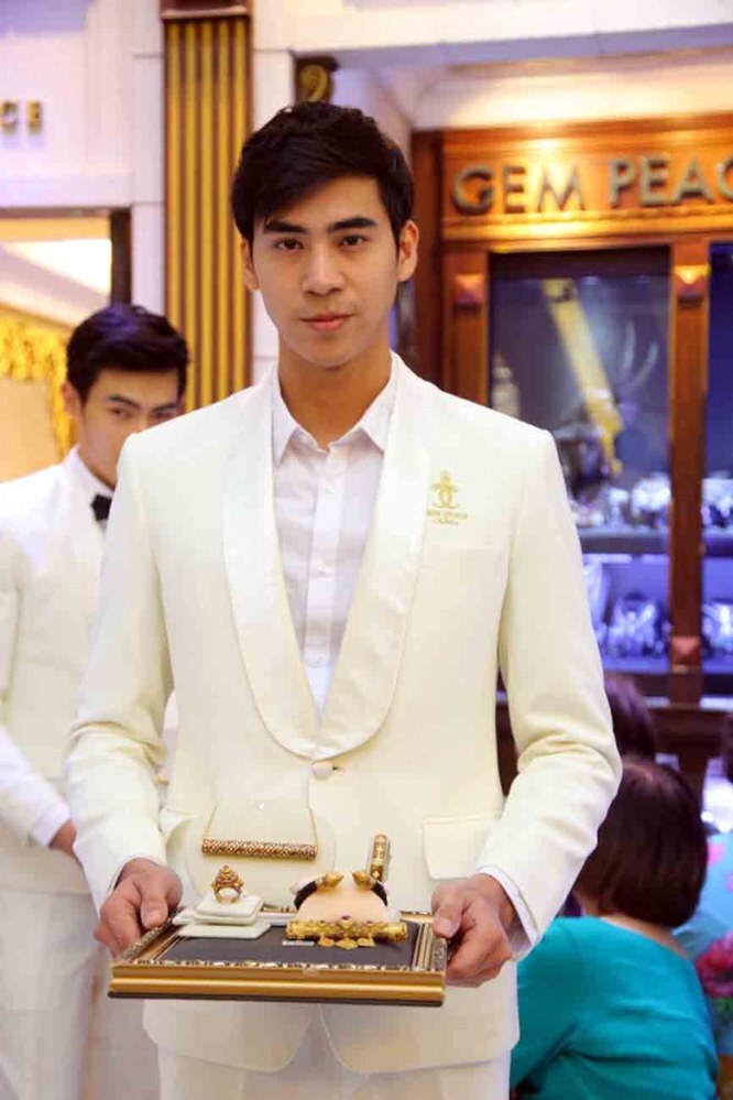 เซเลบแต่งไทยยลเครื่องประดับสุดอลังการ