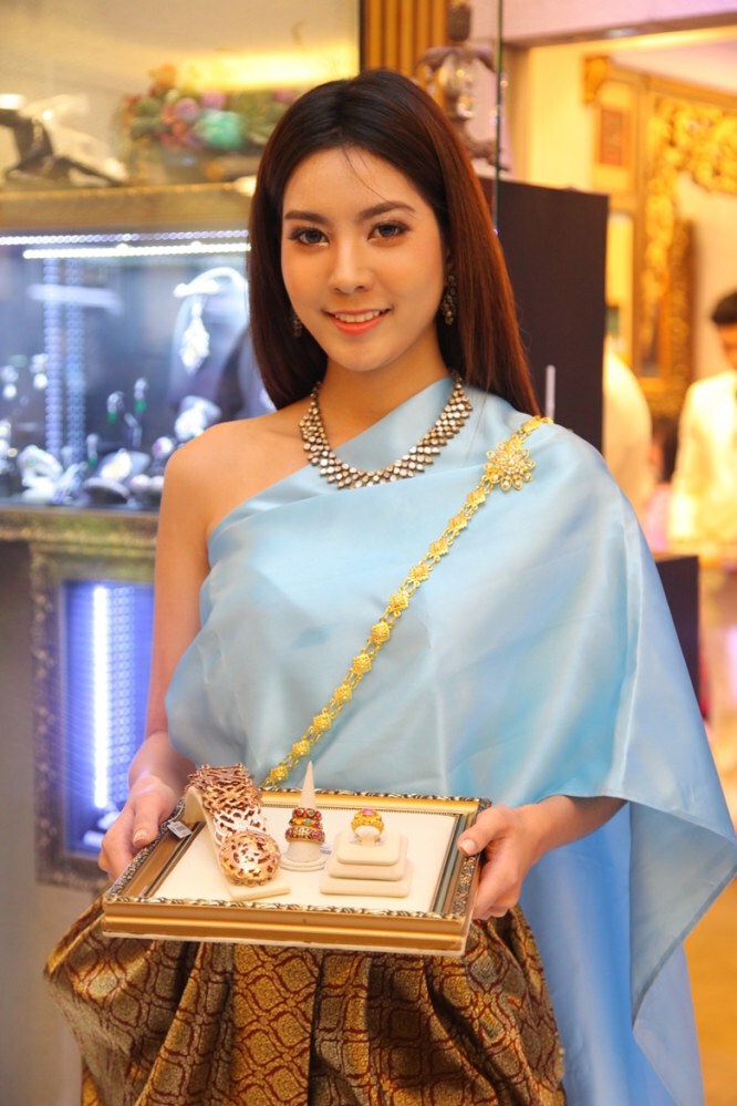 เซเลบแต่งไทยยลเครื่องประดับสุดอลังการ