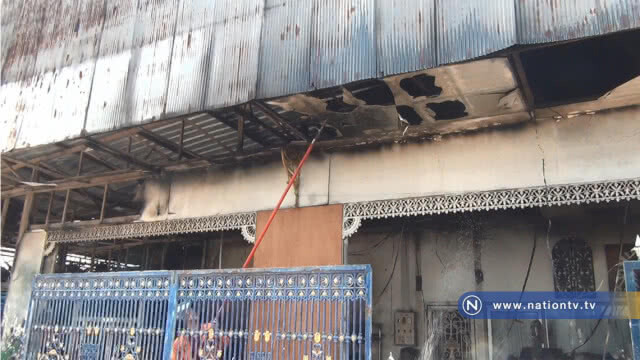 ไฟไหม้โรงงานประตูอัลลอย อุปกรณ์-จยย.เสียหายเกือบทั้งหมด