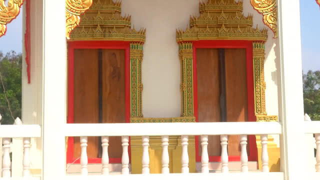 ฮือฮา!! รูปหญิงโบราณอุ้มท้อง โผล่ประตูพระอุโบสถวัดลำชะล่า
