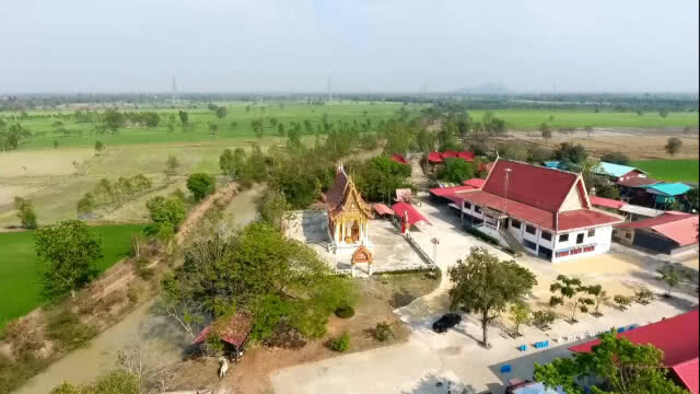 ฮือฮา!! รูปหญิงโบราณอุ้มท้อง โผล่ประตูพระอุโบสถวัดลำชะล่า