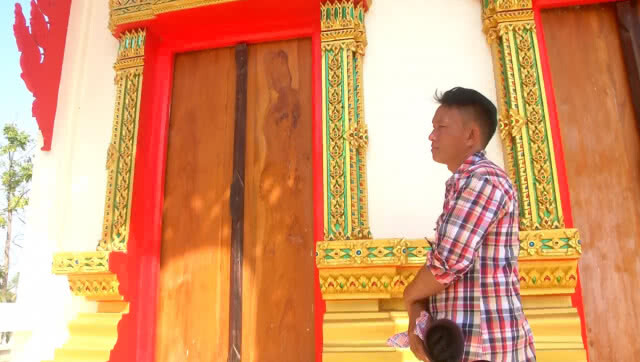 ฮือฮา!! รูปหญิงโบราณอุ้มท้อง โผล่ประตูพระอุโบสถวัดลำชะล่า