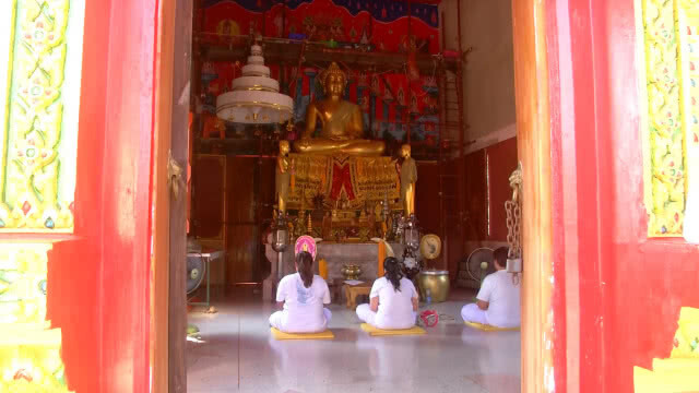 ฮือฮา!! รูปหญิงโบราณอุ้มท้อง โผล่ประตูพระอุโบสถวัดลำชะล่า