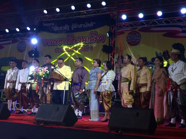 นายอำเภอนำทีมแต่งกายย้อนยุค ชวนเที่ยวงานของดี อ.ควนเนียง ครั้งที่ 1