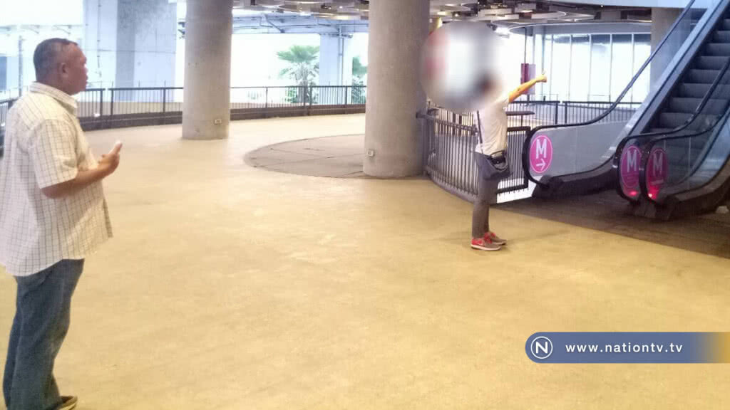 หนุ่มหื่นล็อคคอขยี้หน้าอกสาว บนสถานีรถไฟฟ้าหัวหมาก