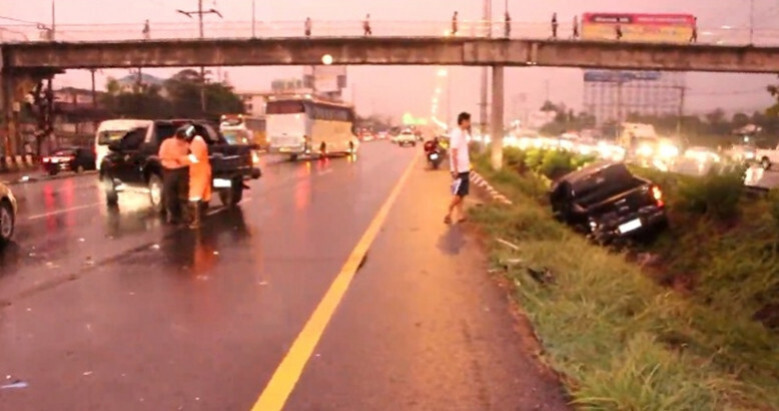 ชนท้าย 3 คันรวด บาดเจ็บ 2 ฝนตกถนนลื่น ชนท้าย 3 คันรวด บาดเจ็บ 2 ฝนตกถนนลื่น