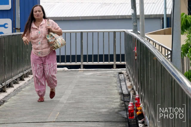 ศรัทธาและความเชื่อ...พวงมาลัย-น้ำแดงบนสะพานลอยโค้งร้อยศพ