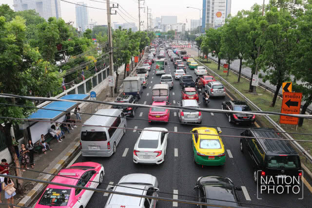 รัชดาหนึบ! หลังฝนถล่ม