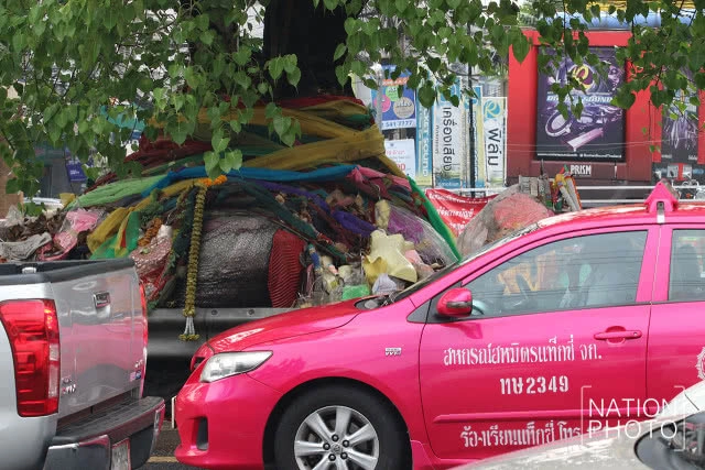 ศรัทธาและความเชื่อ...พวงมาลัย-น้ำแดงบนสะพานลอยโค้งร้อยศพ