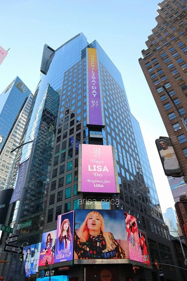 แฟนคลับจ่ายหนัก! เบิร์ดเดย์ "ลิซ่า" ศิลปินหญิงสัญชาติไทยคนแรกบนบิลบอร์ด "ไทม์สแควร์ นิวยอร์ก"