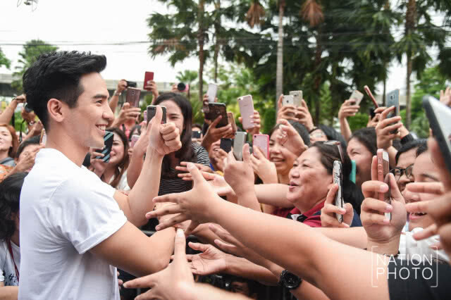 โป๊ป นำทีม "บุพเพฯ" ชวนคนไทย "สงกรานต์ปลอดภัยนะ...ออเจ้า"