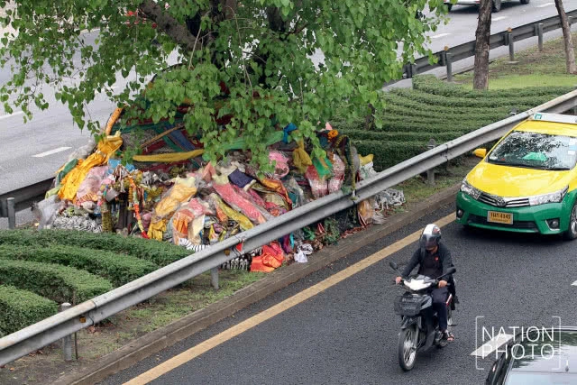 ศรัทธาและความเชื่อ...พวงมาลัย-น้ำแดงบนสะพานลอยโค้งร้อยศพ