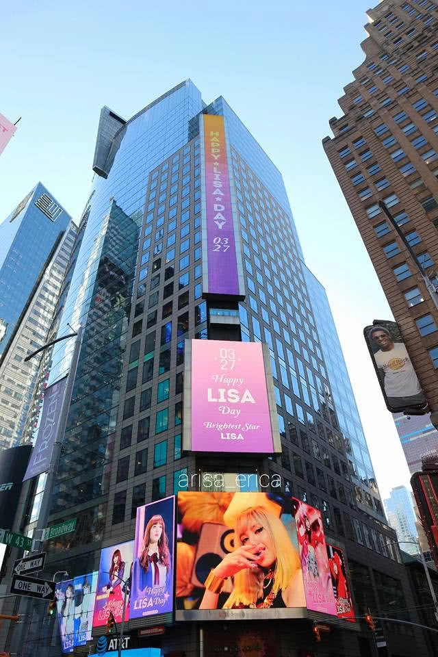 แฟนคลับจ่ายหนัก! เบิร์ดเดย์ "ลิซ่า" ศิลปินหญิงสัญชาติไทยคนแรกบนบิลบอร์ด "ไทม์สแควร์ นิวยอร์ก"