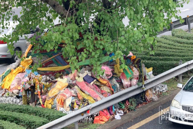 ศรัทธาและความเชื่อ...พวงมาลัย-น้ำแดงบนสะพานลอยโค้งร้อยศพ