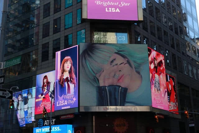 แฟนคลับจ่ายหนัก! เบิร์ดเดย์ "ลิซ่า" ศิลปินหญิงสัญชาติไทยคนแรกบนบิลบอร์ด "ไทม์สแควร์ นิวยอร์ก"