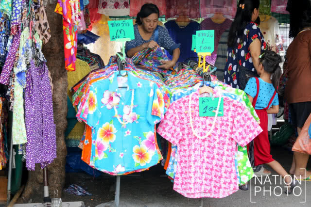 ปชช. พากันเลือกซื้อเสื้อผ้า ต้อนรับเทศกาลสงกรานต์