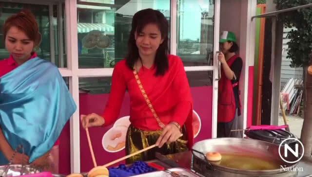 ออเจ้าฟีเวอร์! ร้านโดนัทแต่งชุดไทยเรียกลูกค้า ตามละครบุพเพสันนิวาส