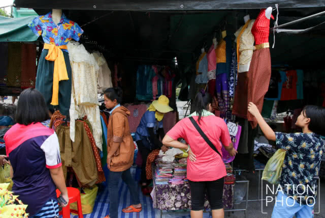 ปชช. พากันเลือกซื้อเสื้อผ้า ต้อนรับเทศกาลสงกรานต์