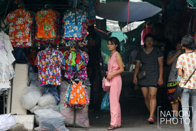 ปชช. พากันเลือกซื้อเสื้อผ้า ต้อนรับเทศกาลสงกรานต์