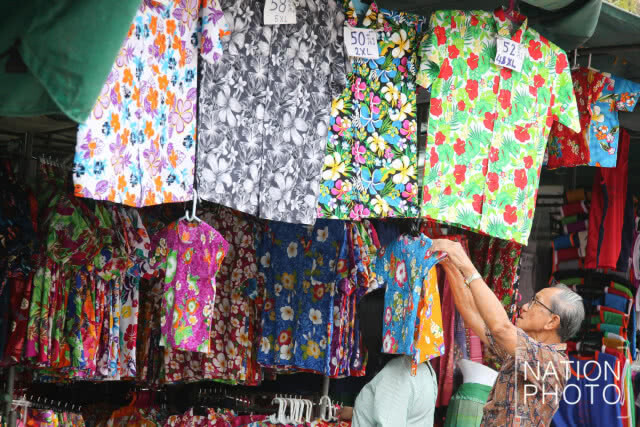 ปชช. พากันเลือกซื้อเสื้อผ้า ต้อนรับเทศกาลสงกรานต์