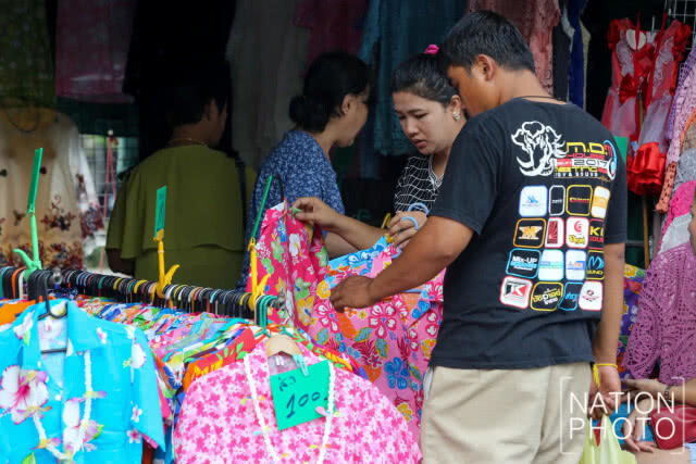 ปชช. พากันเลือกซื้อเสื้อผ้า ต้อนรับเทศกาลสงกรานต์