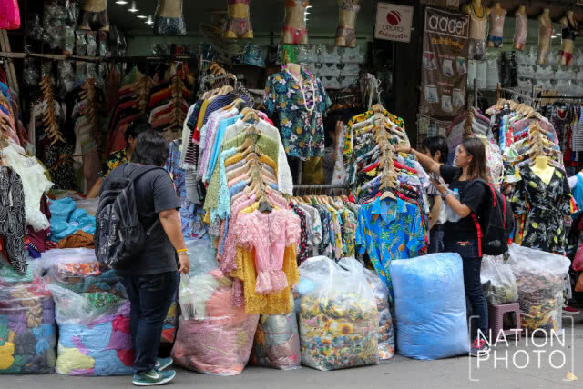 ปชช. พากันเลือกซื้อเสื้อผ้า ต้อนรับเทศกาลสงกรานต์