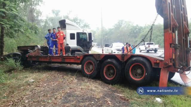 ฝนตกถนนลื่นรถพ่วงลากจูงเสียหลักตกถนน 304 หวิดตายหมู่