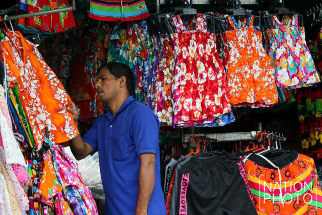 ปชช. พากันเลือกซื้อเสื้อผ้า ต้อนรับเทศกาลสงกรานต์