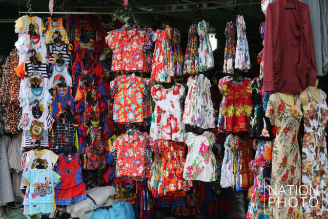 ปชช. พากันเลือกซื้อเสื้อผ้า ต้อนรับเทศกาลสงกรานต์