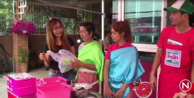 ออเจ้าฟีเวอร์! ร้านโดนัทแต่งชุดไทยเรียกลูกค้า ตามละครบุพเพสันนิวาส
