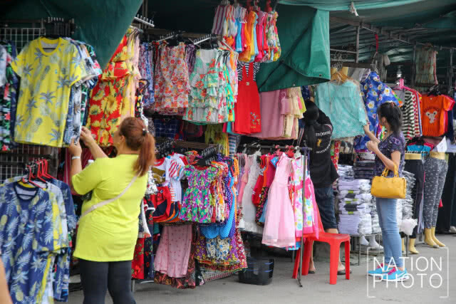 ปชช. พากันเลือกซื้อเสื้อผ้า ต้อนรับเทศกาลสงกรานต์