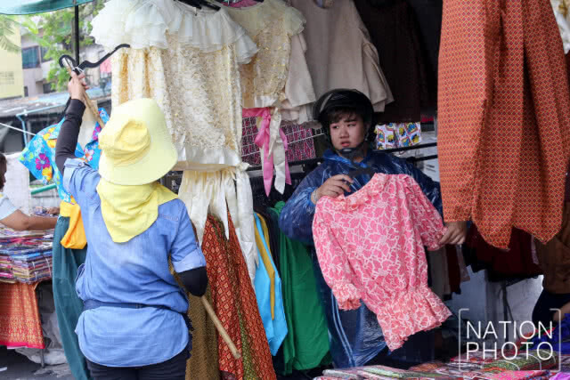 ปชช. พากันเลือกซื้อเสื้อผ้า ต้อนรับเทศกาลสงกรานต์