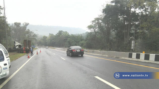 ฝนตกถนนลื่นรถพ่วงลากจูงเสียหลักตกถนน 304 หวิดตายหมู่