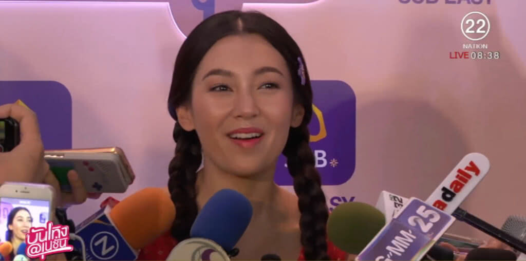 ฮอตหนัก "เบลล่า" พรีเซนเตอร์รุมกว่า 10 ตัว ฮอตหนัก "เบลล่า" พรีเซนเตอร์รุมกว่า 10 ตัว