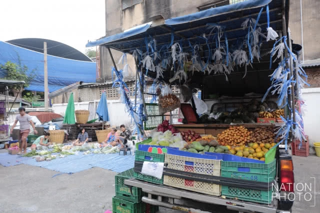 พ่อค้า "รถพุ่มพวง" เตรียมของออกขาย