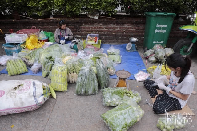 พ่อค้า "รถพุ่มพวง" เตรียมของออกขาย